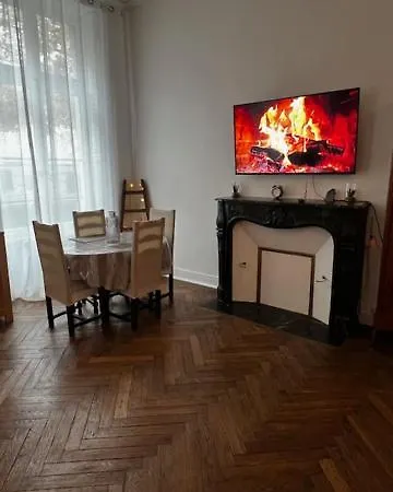 Le St Pierre Face Au Chateau In 낭트