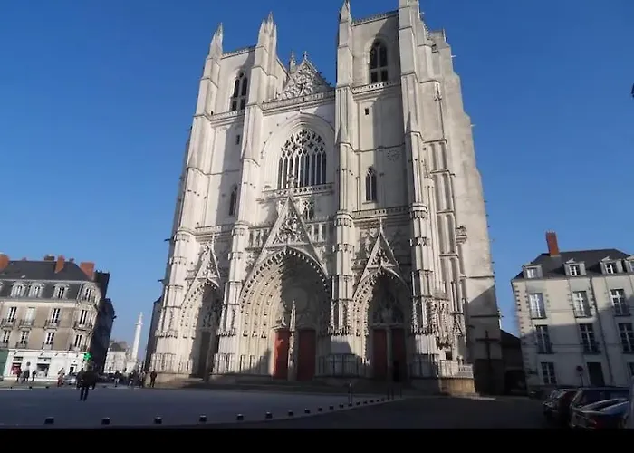 Le St Pierre Face Au Chateau In