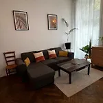 Le St Pierre Face Au Chateau In * Nantes