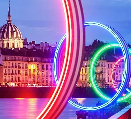 Le St Pierre Face Au Chateau In * Nantes