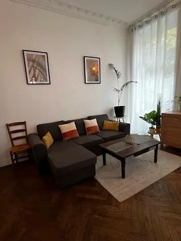 Le St Pierre Face Au Chateau In * Nantes